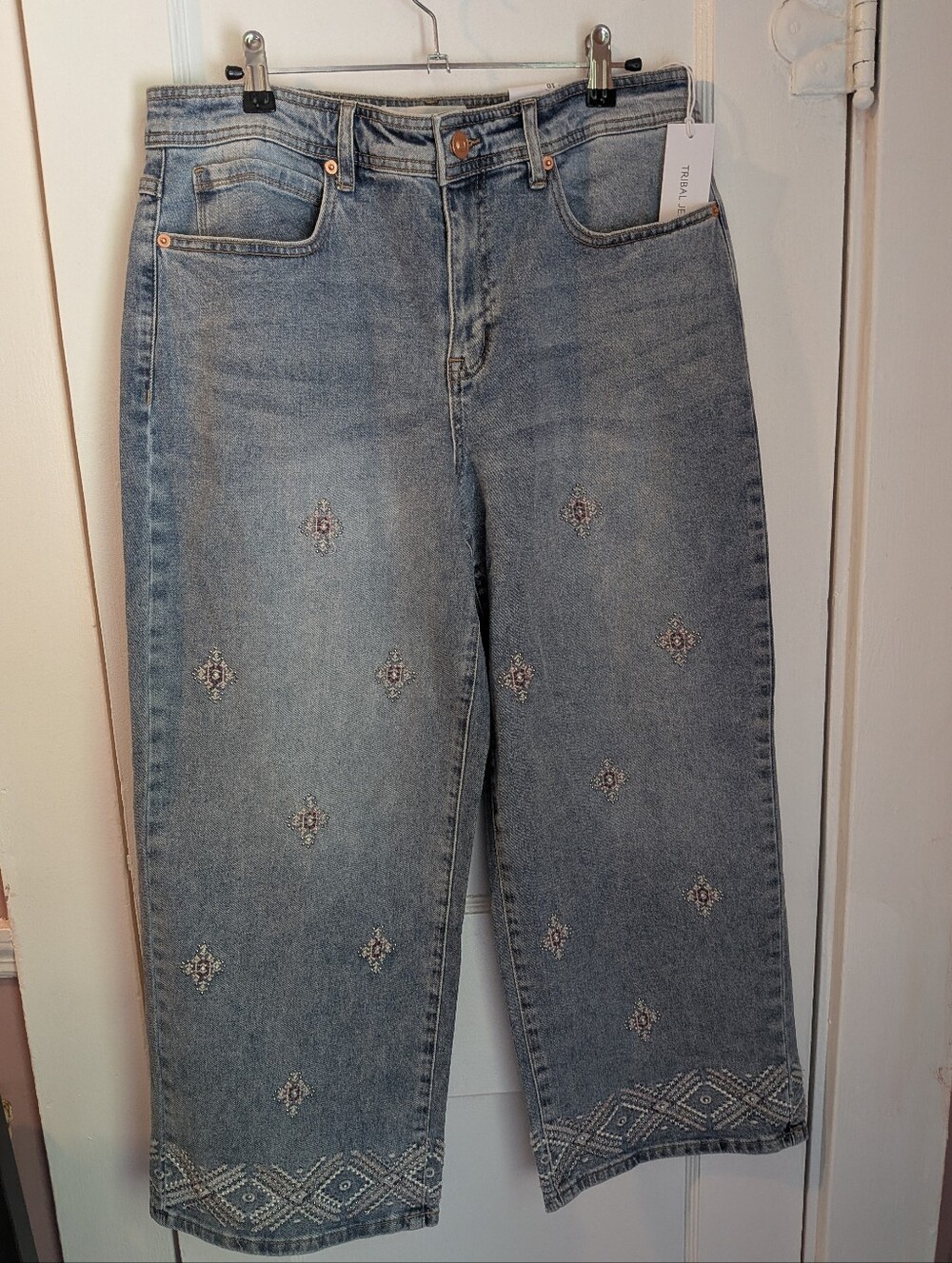NWT Tribal Jeans Audrey Hugging Wide Leg Denim With Embroidered Finish - Size 10